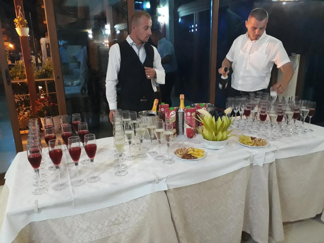 Hotel 3 Vellezerit Dıraç Dış mekan fotoğraf